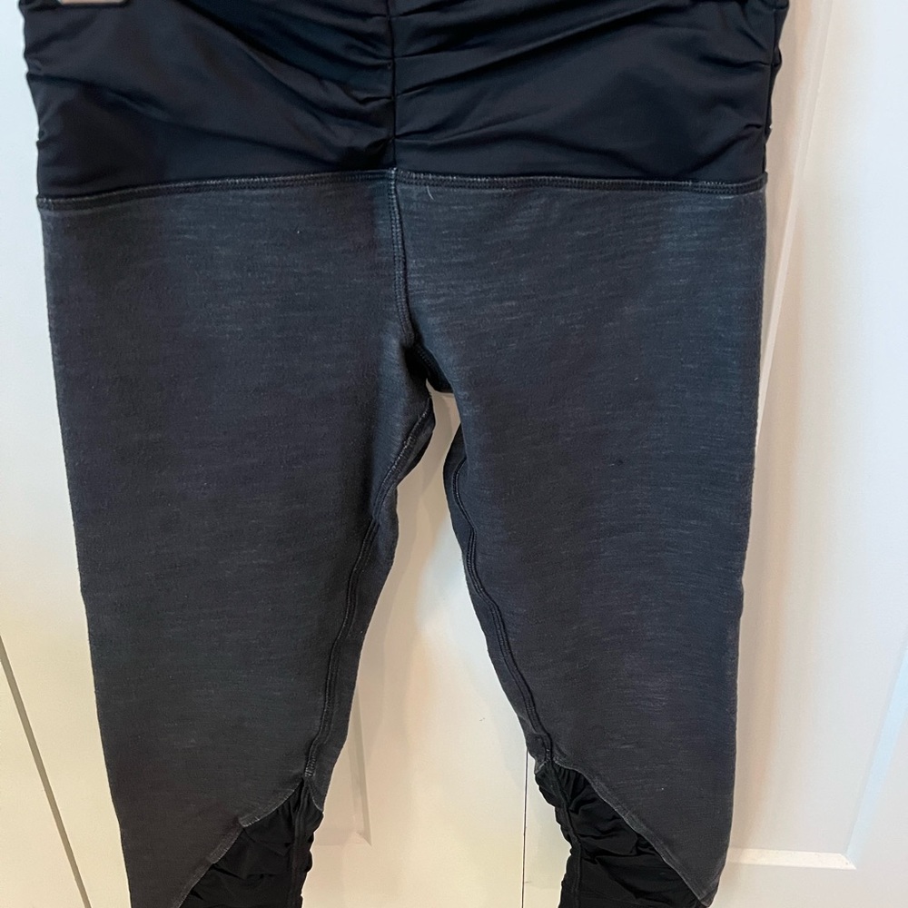 Lululemon size 6 grey crop leggings